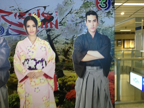 日本人とハーフの俳優は右の男性