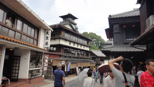 昔ながらの建物が多く並びます。