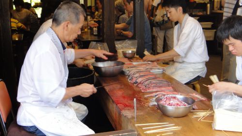 うなぎを焼くだけでなく、さばくところまで見ることができます。