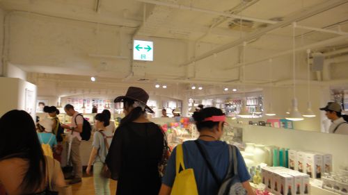 日本のタイガーの店内は賑わっていました。