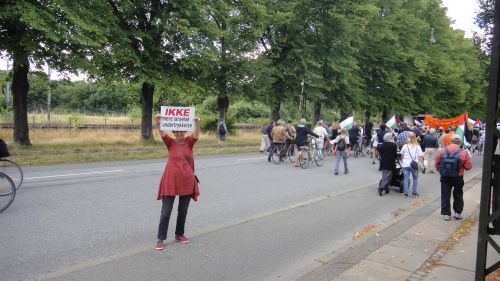 これ以上イスラエルは弾圧をしないでと書かれたポスター