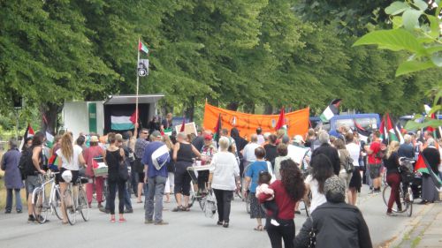 舞台では演説と歌が披露された。