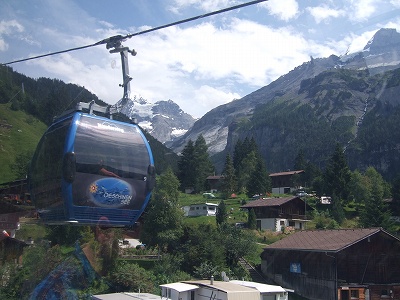 ケーブルカーからは、カンデルシュテークの村や眼下に牛たちがのんびり休む姿を楽しむことができました。