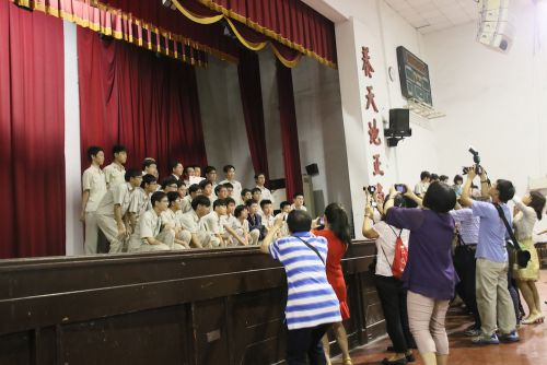 学校による各賞の表彰の様子