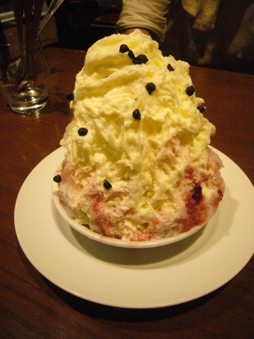 そびえるかき氷。レモンとミックスベリーのレアチーズ仕立て。