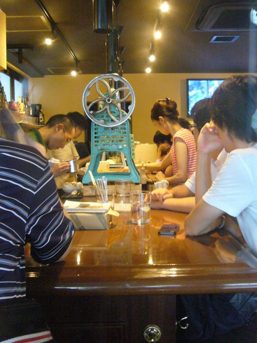 手回しの削り機でひとつひとつ本当に丁寧に作っています。