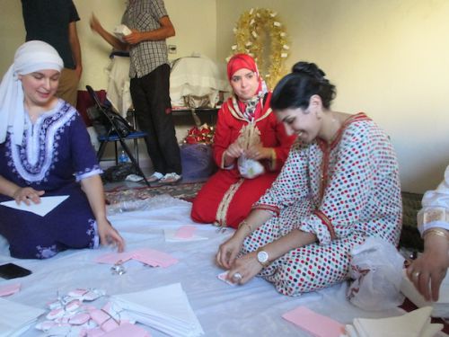 家族みんなで当日配るお菓子箱つくり