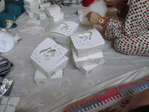 おしゃべりをしながら、時にダンスをしながら準備はすすんでいきます