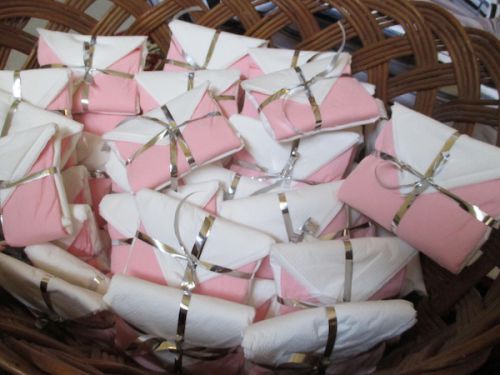 紅白の入れ物の中には、お絞りとお茶バッグ入り