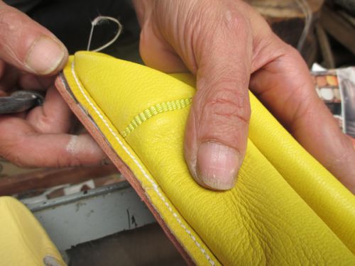 一日に一足から二足のみ作れるんだそうです