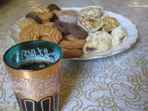 お茶とお菓子ももちろん登場