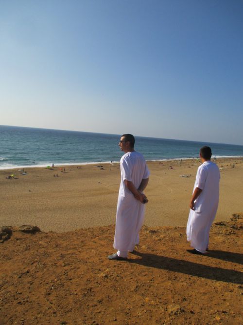 ラマダン祭りでは男性はこの様に白い服で正装します