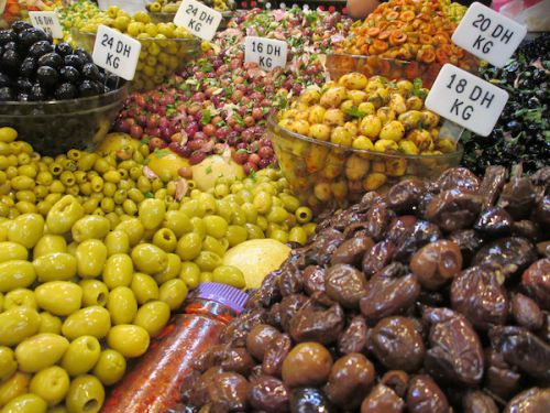 いろんな種類のオリーブは迫力満点