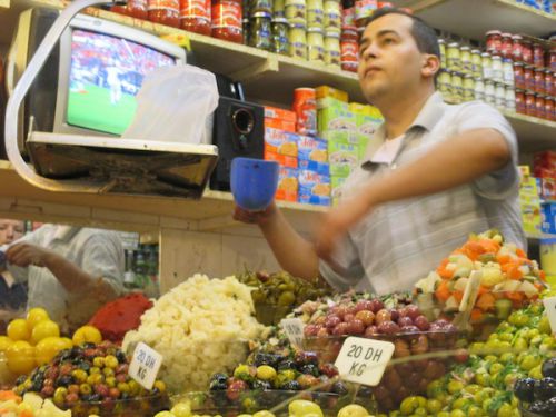 はかり売り！店員さんはなれた手つきです
