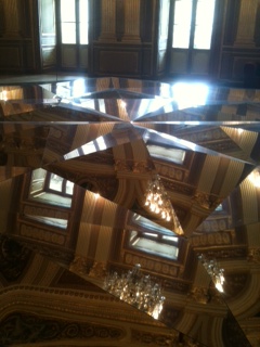 鏡が設置され、天井が神秘的に見えます