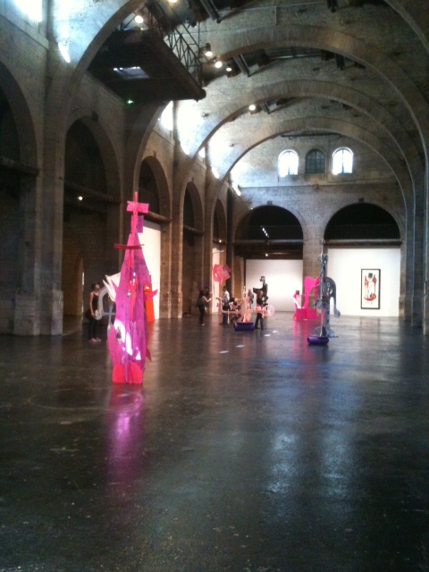 入ってすぐのオープンスペース展示