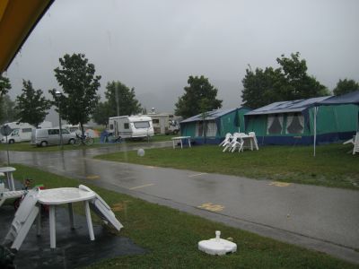 キャンプ場も、このとおりの長雨のお蔭で、バカンスも台無し。