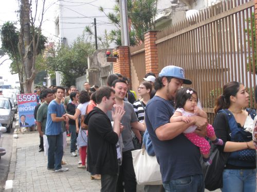 開場前から長い列をつくるラーメンファン