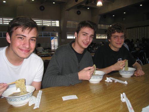 「ラーメン大好き青年」のニコラスさん、ラファエルさん、フェルナンドさん(左から)
