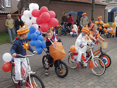 国王の誕生日を祝う日も、自転車に乗って祝う子どもたち。