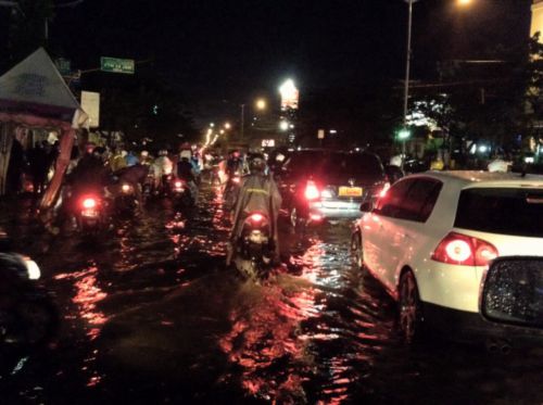 今年3月職場からの帰路で洪水に遭遇。一時は腰までの水で交通マヒに。車の窓から脱出していた人もいました