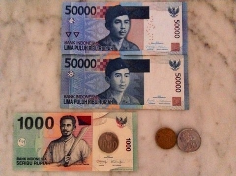 5万ルピア、1000ルピア、500ルピアなども新旧混在