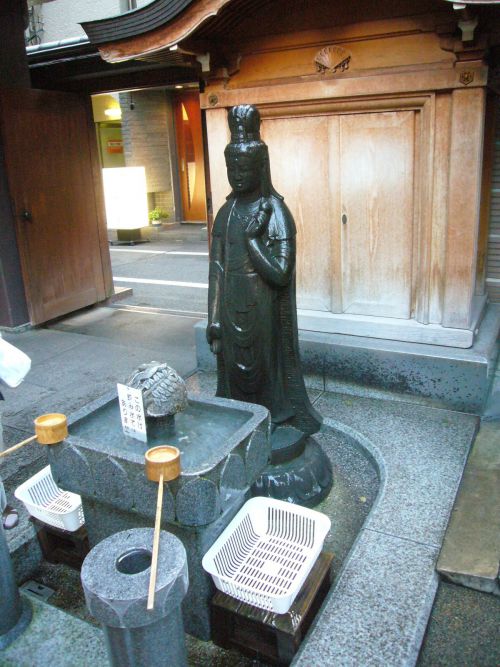 こちらが高岩寺の洗い観音さま。