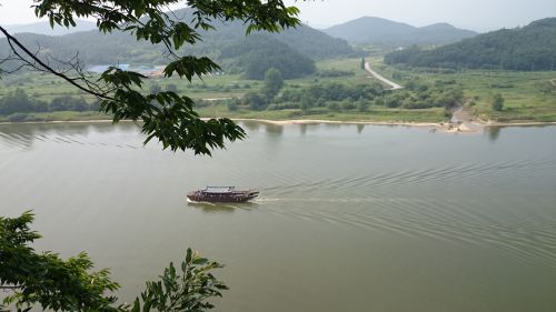 扶蘇山城内の落花岩（※後述）辺りから望む白馬江と遊覧船