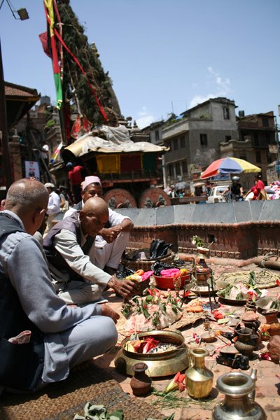 神様にお祈りを捧げます