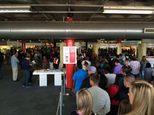 会場は、身動きするのが大変なほど多くの人がいました。