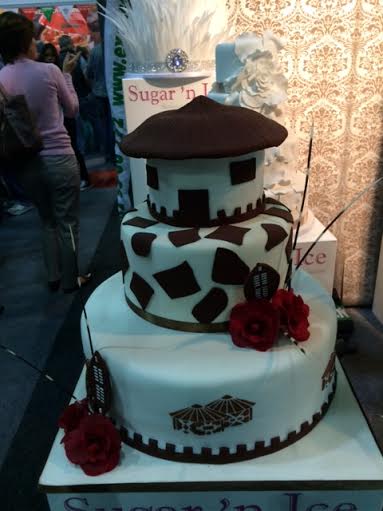 ウェディングケーキのディスプレイ。アフリカの伝統的な家をデザインした面白いデザインです。