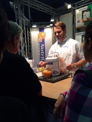 ジューサーの実演販売。フルーツと野菜のみを使った健康ジュースは美味しそうでした。