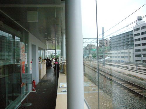 こちらがカフェ。両サイドがガラスになっています。