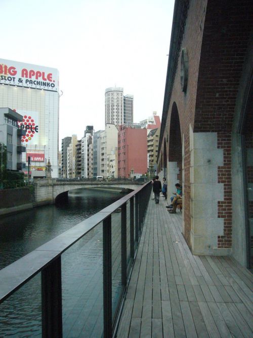 川辺でゆっくり。