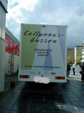 子宮頸がん検診回診車　婦人科で行うことが一般的ですが、最近はこのような回診車も増えています。