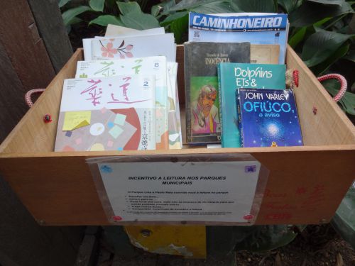 『サンパウロ市立公園で文学への誘い』で、籠の中に置かれた本。華道の雑誌も置かれている