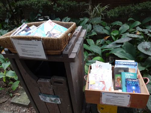 『サンパウロ市立公園で文学への誘い』でゴミ箱や台の上に置かれたカゴの中の本