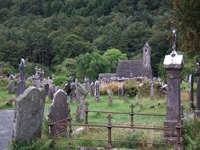 確かに雰囲気たっぷり（？）な古い建築物や神秘的な風景が多いです…オバケの一つや二ついて当たり前？！（画像はグレンダロッホ）