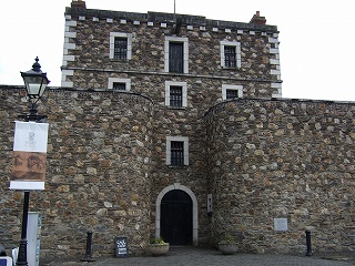 ウィックロー刑務所は、雰囲気は博物館といった感じ。コーヒーショップやクラフトショップもあります。