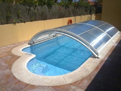 プールで泳ぎたい・・が、水が冷たいので覆いを。異常気象のは、こうした配慮が必要。