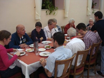 レストランには、午後5時過ぎに駆け込む。6時きっかりに食べなくてはいけない？ため。