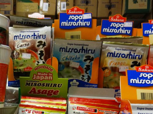 ブラジルの食品メーカーSAKURAのインスタント味噌汁。左から牛肉、椎茸、鶏肉のだし