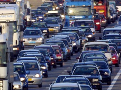 この渋滞が毎日・・・と考えれば、自動車は不必要かも？