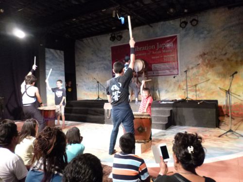 ちびっこ太鼓レッスン。意外に思ったタイミングで叩くのは難しい！