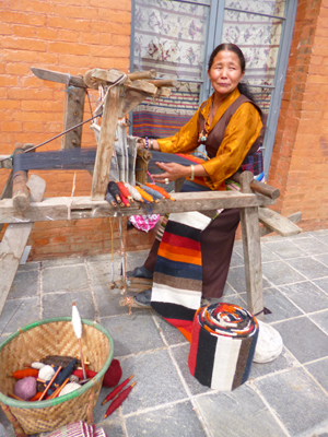 毛織物の実演。織り手の方のこの日の衣装の腰巻き類も自作！