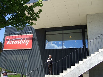 ≪カンブリービスケット≫の店の外観。内部はカフェなどもあり、かなり広いです。