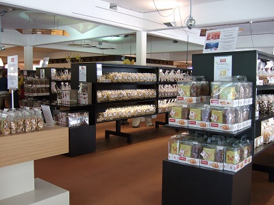 店の内部の棚は、様々なビスケットでいっぱい！ジャム入りやプレーン、チョコレートがけのものなど色々♪