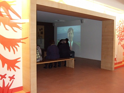 カンブリー社の歴史と変遷が分かるシネマコーナー。ドイツ語・フランス語・イタリア語・英語で鑑賞できるようです。