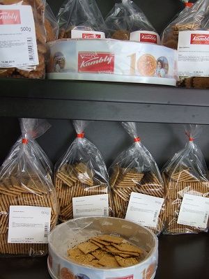 味見用の缶がこのように、店内の棚のあちらこちらに置かれていました。