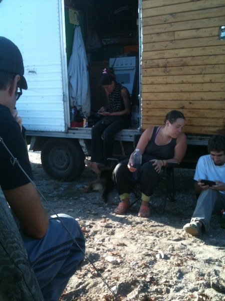 トラックの前には居心地のいい日陰が！